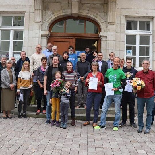 Die fleißigsten Radler und Teamkapitäne bei der Siegerehrung vor dem Rathaus. (Foto: Dorothea Hecht)