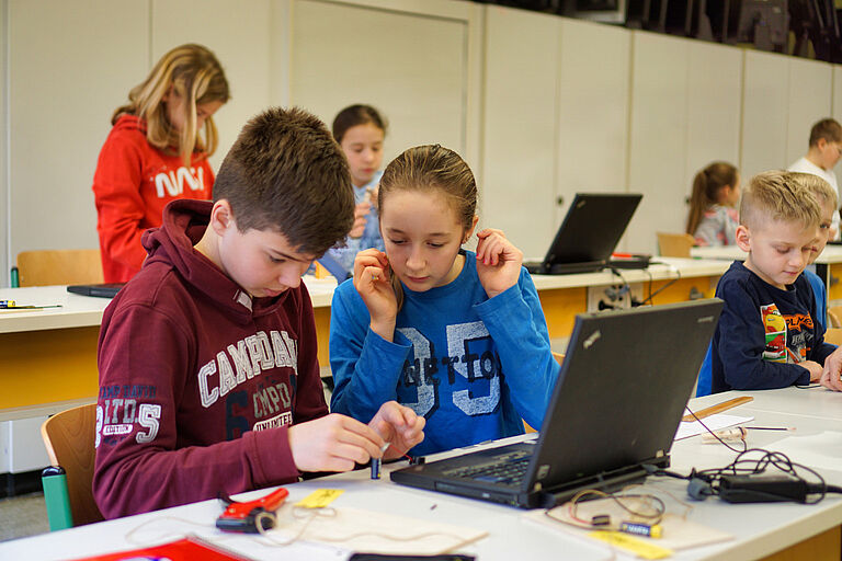 Hochkonzentrierte Forscherteams im Physiklabor des OHGs