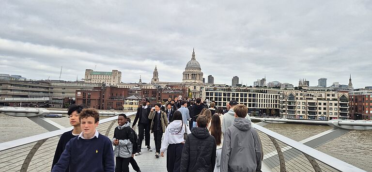 ... und über die Millennium Bridge zur St. Paul's Cathedral.